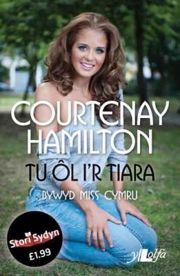 Llun o 'Tu ôl i'r Tiara: Bywyd Miss Cymru' gan Courtenay Hamilton