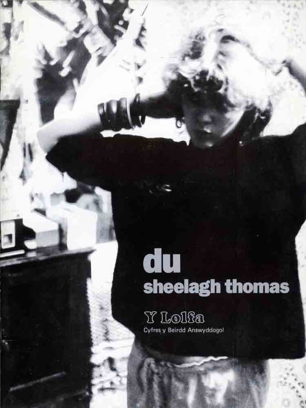 Llun o 'Du' gan Sheelagh Thomas