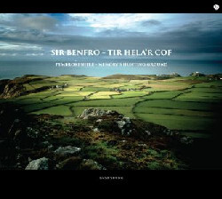 Llun o 'Sir Benfro - Tir Hela'r Cof / Pembrokeshire - Memory's Hunting Ground' gan Emyr Young