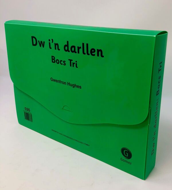 A picture of 'Dw I'n Darllen (Bocs Tri)' by Gwenfron Hughes