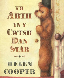 A picture of 'Yr Arth yn y Cwtsh Dan Stâr' 
                              by Helen Cooper