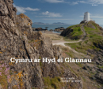 A picture of 'Cymru ar hyd ei Glannau' 
                              by Dei Tomos, Jeremy Moore
